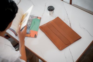 Leather Sleeve Pouch Bag BUCINI Fitri